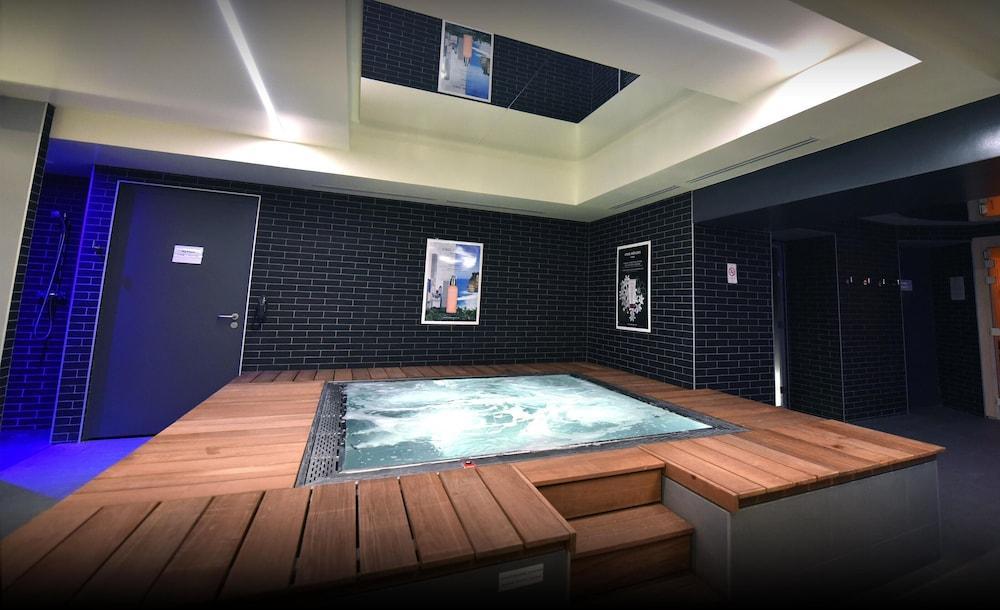 Kyriad Prestige Centre Hotel 4*